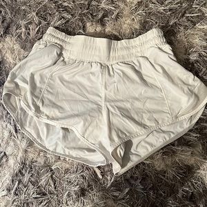 Lululemon Hotty Hot Low-Rise Lined Short 2.5”